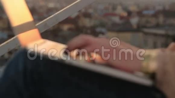 户外使用笔记本电脑的年轻女商人的特写有美甲打字功能的女性手靠近城市景观视频的预览图