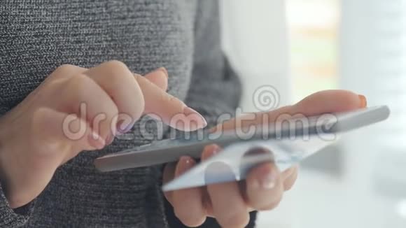 女人正在用手机网上购物视频的预览图