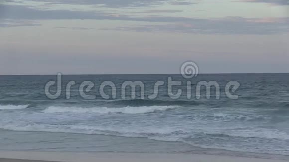 黄昏时澳大利亚昆士兰东南部黄金海岸的天空和海洋视频的预览图