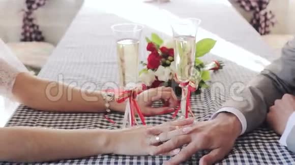 一对新婚夫妇温柔地牵手视频的预览图