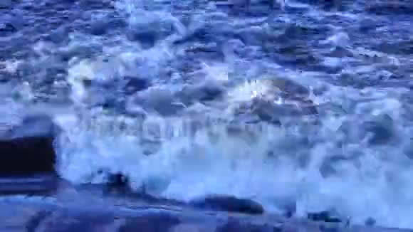 水和泡沫波的快速流动视频的预览图