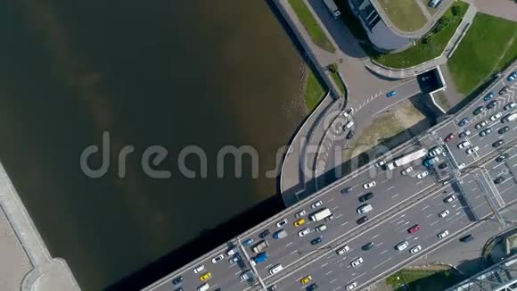 城市桥梁的高空高角视频的预览图