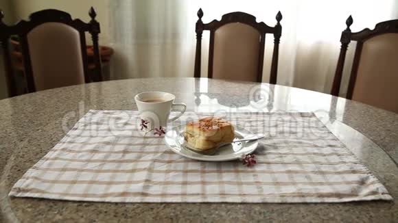 白色盘子上的面包和热饮视频的预览图