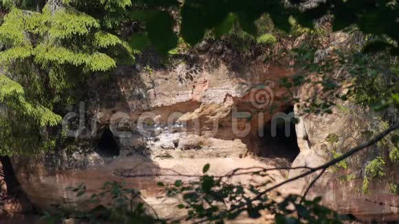 砂岩悬崖上的浮光反射视频的预览图
