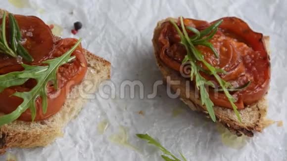 美味的自制面包全麦面包烤西红柿和新鲜的木耳素食健康小吃视频的预览图