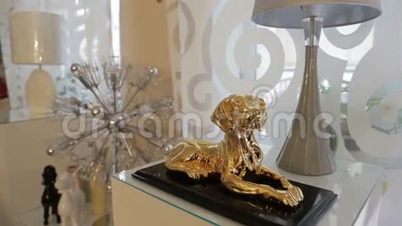 在内部的金色人物狗金色的狗黄金小雕像视频的预览图