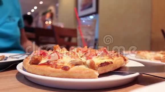 吃美味的披萨视频的预览图