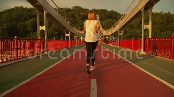 女跑步者在桥上跑步视频的预览图