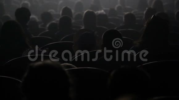 观众在剧院观看演出或观看后面的视频儿童和成人视频的预览图