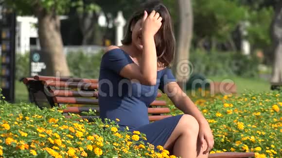 快乐的女孩子坐在公园里视频的预览图