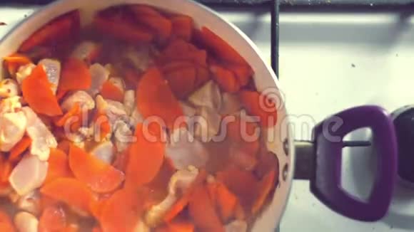 五颜六色的各种蔬菜在炉子上的平底锅里沸腾上景视频的预览图