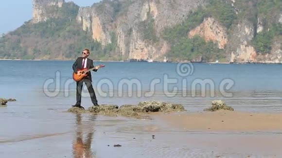 吉他手在低潮时与岛屿对抗视频的预览图