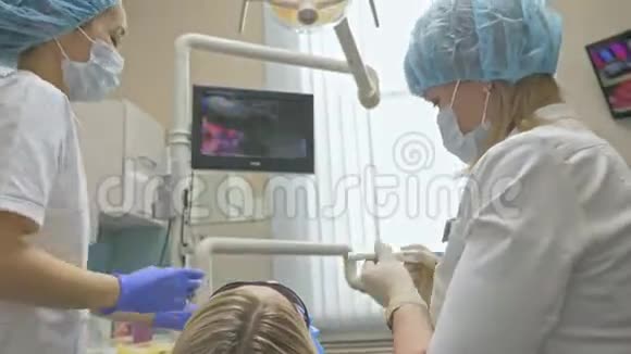 医生用特殊的口腔检查数字微相机检查牙齿监控牙医和病人看录像视频的预览图