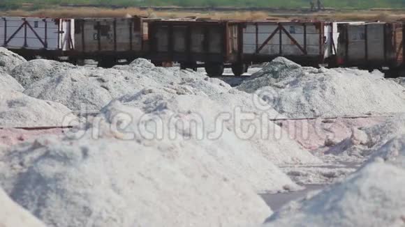 桑巴尔的盐矿开采事故列车脱轨视频的预览图