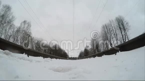 极端相机安装在火车下面的铁轨上郊区的火车经过摄像机视频的预览图