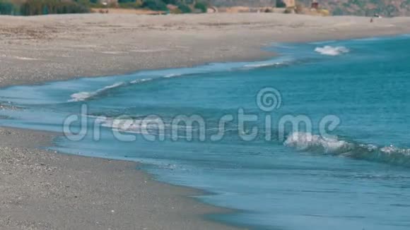美丽的地中海绿松石波冲刷着沙质的海岸视频的预览图