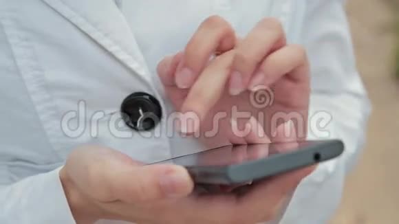 用触摸屏手机特写女人的手视频的预览图