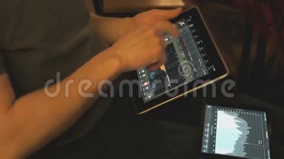 人类使用数字平板电脑调节声音设备视频的预览图