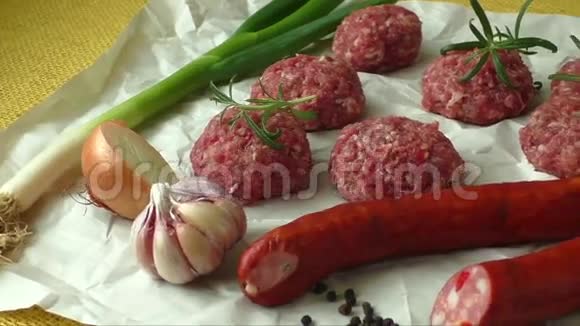 生的碎肉汉堡肉视频的预览图