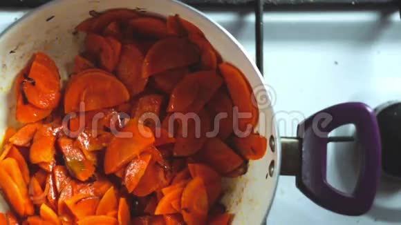 五颜六色的各种蔬菜在炉子上的平底锅里沸腾上景视频的预览图