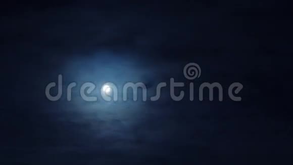 漆黑的夜空中的满月视频的预览图