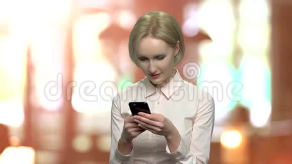 微笑的办公室女人用手机视频的预览图