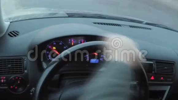 轮后的司机开着一辆从里面看的车时间流逝视频的预览图