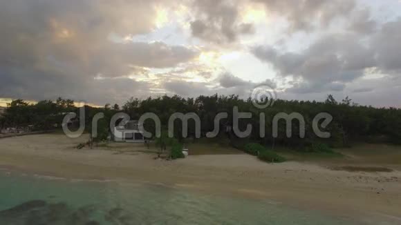 从水上摄像机到毛里求斯岛海岸的空中海景视频的预览图