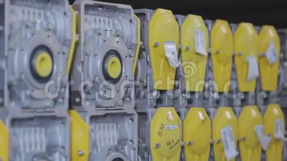 仓库配黄色变速箱仓库为生产齿轮电机仓库内有齿轮电机视频的预览图