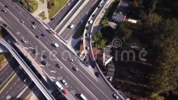 高空无人驾驶飞机飞越道路交通公路和立交桥与汽车和卡车立交桥跟随交通堵塞4K视频的预览图