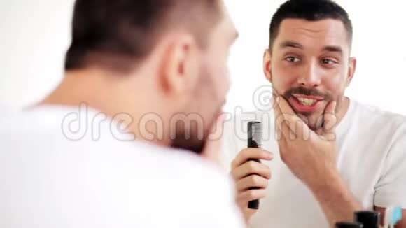 有梳子的人看着镜子唱歌视频的预览图