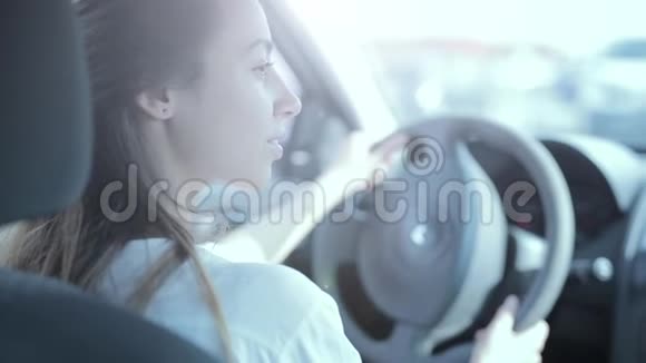 女司机在车里视频的预览图