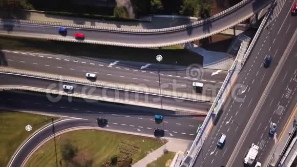 高空无人驾驶飞机飞越道路交通高速公路和带有汽车和卡车的立交桥两级公路交叉口视频的预览图