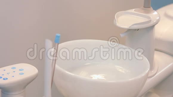 用流动的水封闭牙科水槽视频的预览图