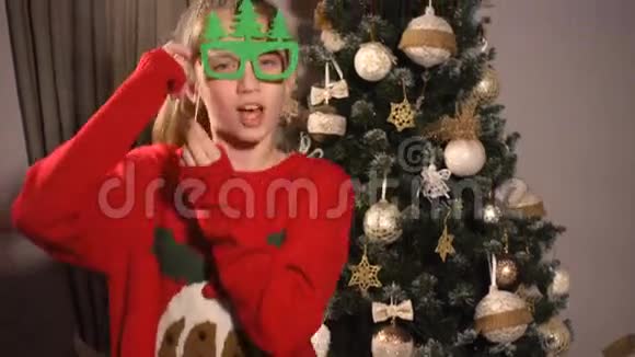 带圣诞道具面具的少女视频的预览图