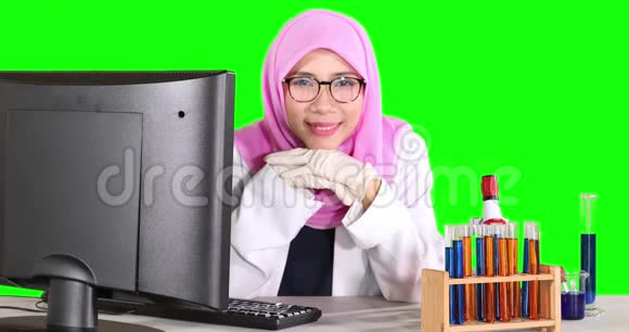 女穆斯林科学家对着镜头微笑视频的预览图