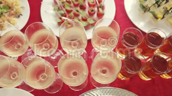 一排排的酒和果汁宴会上各种各样的小吃视频的预览图