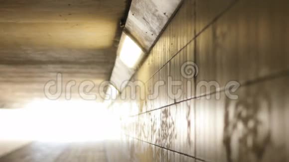 通往光明的灯在空隧道尽头潘右视频的预览图