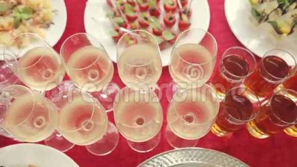 酒和果汁的酒杯宴会上各种小吃视频的预览图