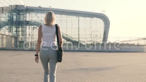 机场的金发女商人视频的预览图