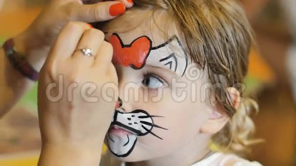 小女孩被画成一只猫参加狂欢节视频的预览图