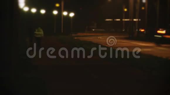 夜间路旁的慢跑者和步行者视频的预览图