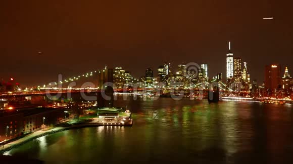布鲁克林大桥和曼哈顿的天际线在夜间消失视频的预览图