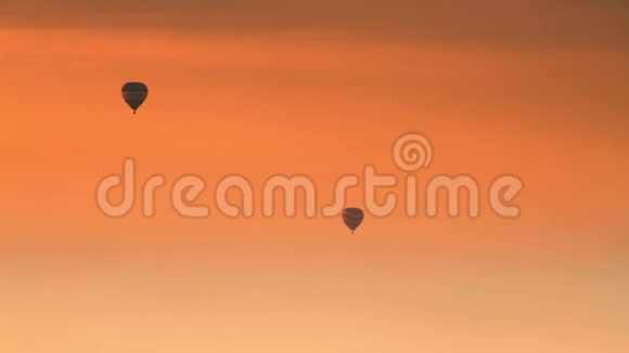 太阳落山时热气球并排飞舞视频的预览图
