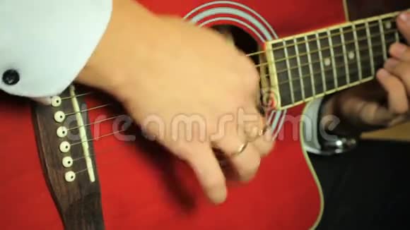 吉他手演奏六弦声吉他视频的预览图