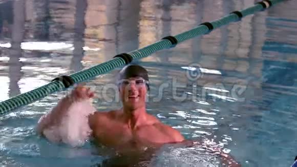 快乐的游泳运动员在游泳池里跳起来欢呼视频的预览图