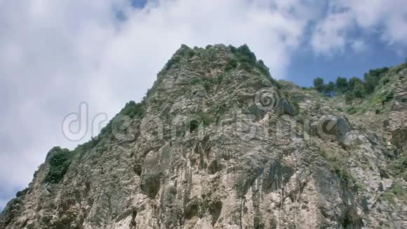 仰望高山悬崖视频的预览图