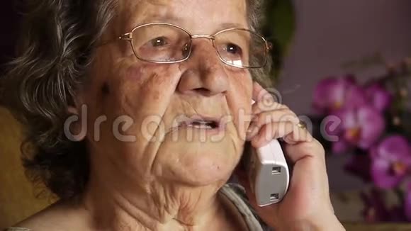 老退休的女人在打电话视频的预览图