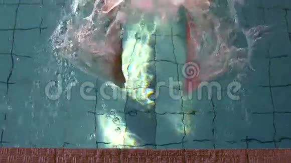 适合游泳者游泳到游泳池的边缘视频的预览图