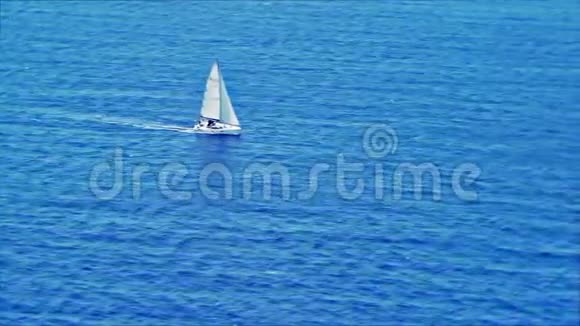 在明亮的蓝海中航行视频的预览图